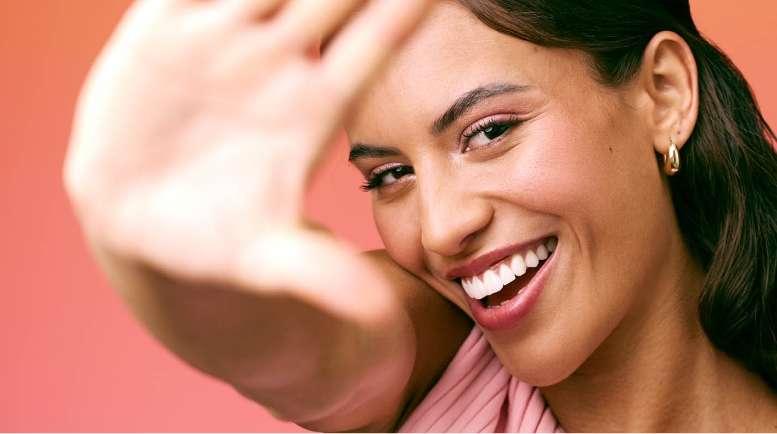 [CRO] Woman - Hand - Smile - Orange - Background - Desktop