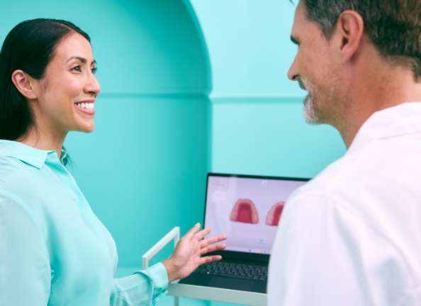 [CRO/ DO NOT USE] Dentists - Medical - Background - Scanner - Man - Woman - Desktop